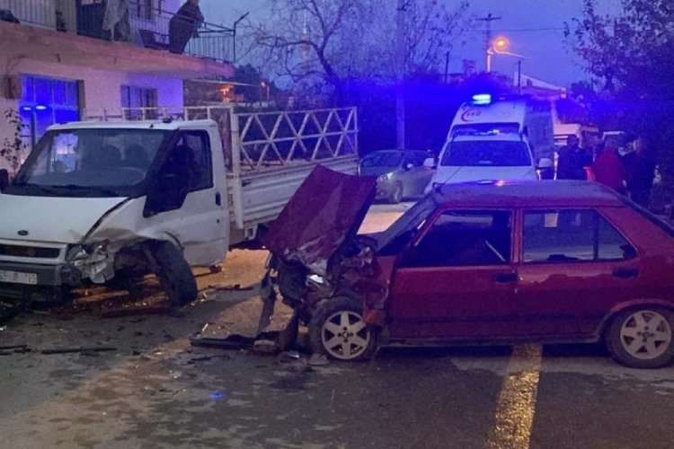 Antalya'da kamyonet ile otomobil &ccedil;arpıştı: 3 yaralı
