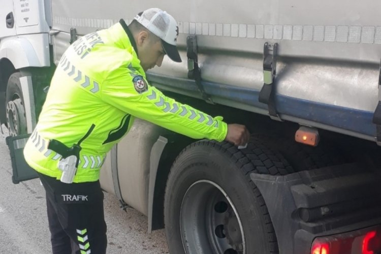 &Ccedil;anakkale'de trafik polislerinden kış lastiği denetimi