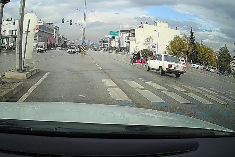 Denizli'de otomobil, elektrikli motosiklete &ccedil;arptı; 2 yaralı
