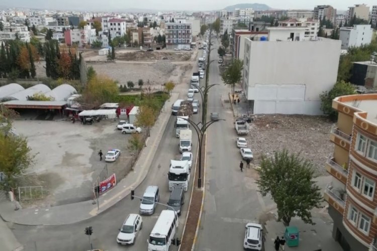 Adıyaman'da ağır hasarlı bina karayoluna yıkıldı!