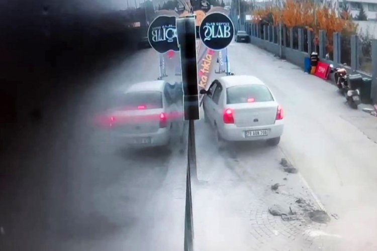 Kontrolden &ccedil;ıkan otomobil dubaları kırdı