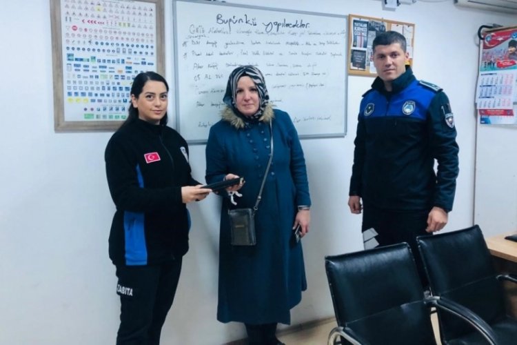 Amasya'da para dolu c&uuml;zdan bulan vatandaş zabıtalara teslim etti