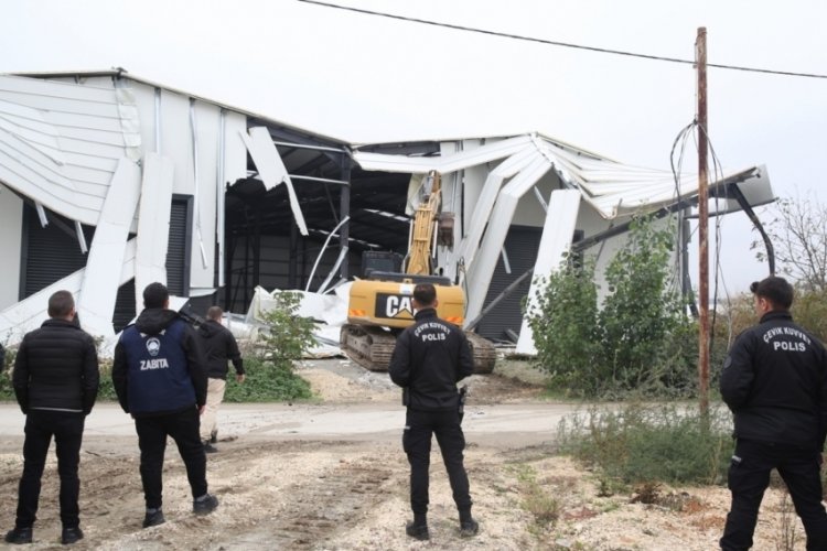 Bursa'da ka&ccedil;ak işyerleri yıkıldı