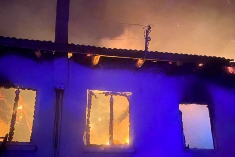Balıkesir'de elektrik kontağından &ccedil;ıkan yangında bir ev kullanılamaz hale geldi