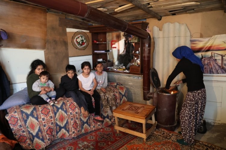 Elazığ'da eşi terk etti, kumasının 6 &ccedil;ocuğuna sahip &ccedil;ıktı!