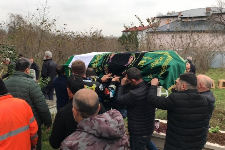 Edirne'de tırın &ccedil;arpmasıyla hayatını kaybeden şof&ouml;r toprağa verildi