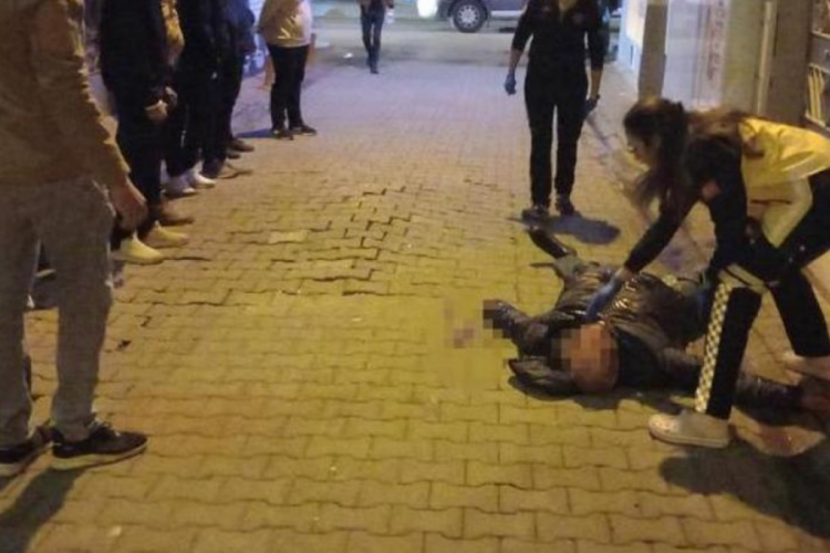 Yaşlı adamı tekme tokat d&ouml;verek gasp ettiler!