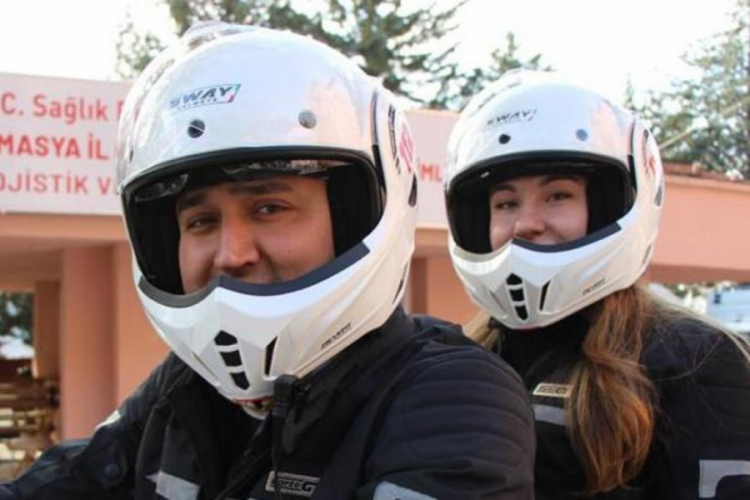 Sağlık &ccedil;alışanı &ccedil;ift motosiklet ambulansla hayat kurtarıyor