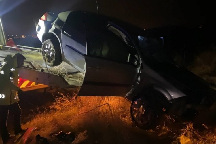 &Ccedil;orum'da otomobil şarampole yuvarlandı: 3 yaralı