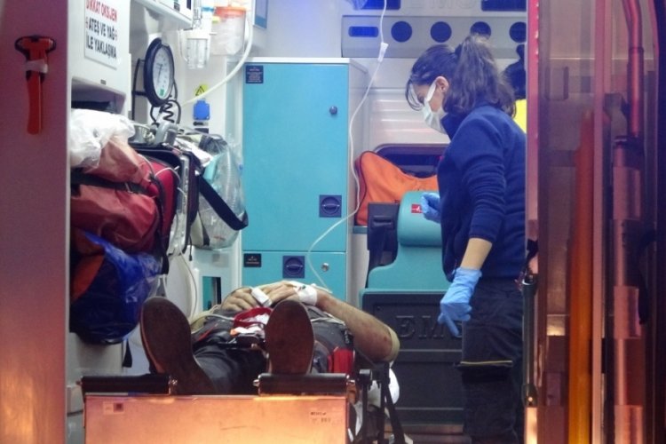 Hafif ticari ara&ccedil; bariyere ok gibi saplandı: 1'i ağır 3 yaralı