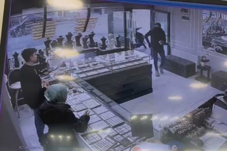 Bursa'da saniyeler i&ccedil;erisinde kuyumcuyu soymuştu, 24 saat ge&ccedil;meden yakalandı