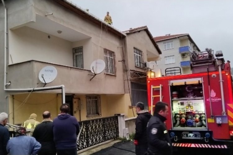 İstanbul'da 3 katlı binanın birinci katında yangın &ccedil;ıktı