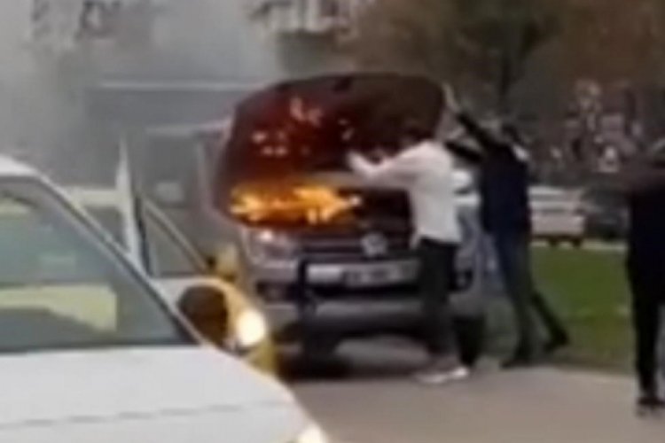 Bursa'da seyir halindeki otomobil alev aldı