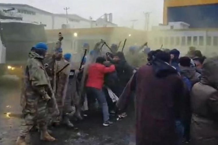 Şanlıurfa'da  10 g&uuml;nd&uuml;r eylem yapan iş&ccedil;iler ile jandarma arasında gerginlik