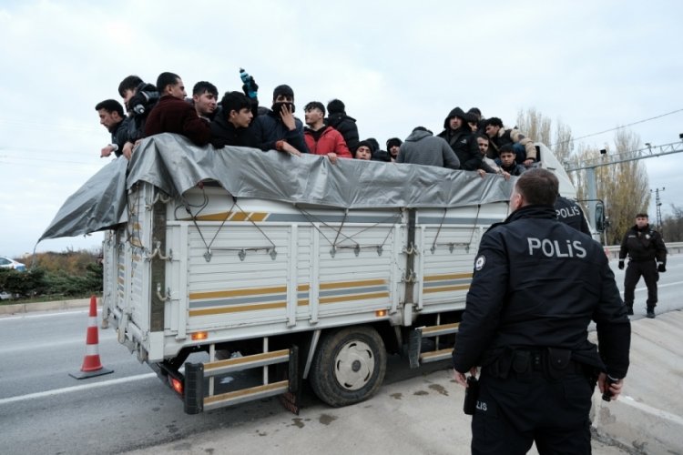 Kırklareli'nde kamyonet kasasında 62 d&uuml;zensiz g&ouml;&ccedil;men yakalandı