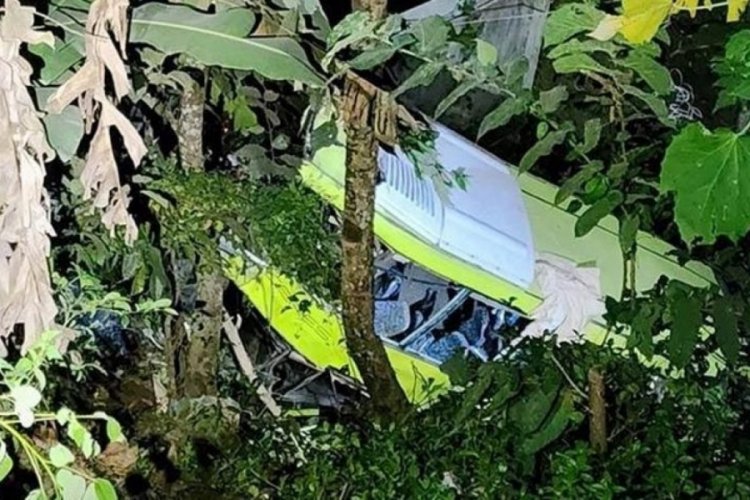 Filipinler'de yolcu otob&uuml;s&uuml; şarampole yuvarlandı! 17 &ouml;l&uuml;, 11 yaralı
