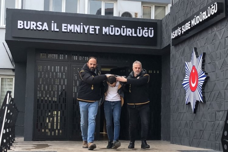 Bursa'da silah tehdidiyle bilezik &ccedil;alan maskeli gasp&ccedil;ı tutuklandı
