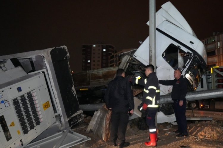 Kırıkkale'de trafo y&uuml;kl&uuml; tır aydınlatma direğine &ccedil;arptı!