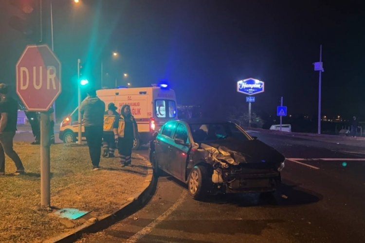 Bolu'da kırmızı ışıkta ge&ccedil;en tır, otomobile &ccedil;arptı: 1 yaralı