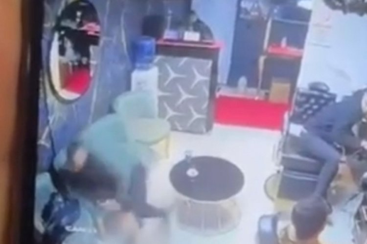 Berberde sıra beklerken husumetlisince tabancayla vuruldu