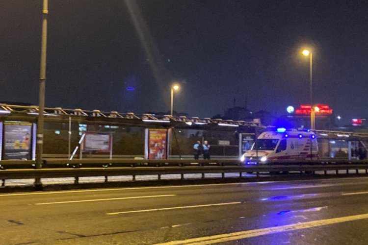 Metrob&uuml;s reklam panosuna &ccedil;arptı: 1 yaralı