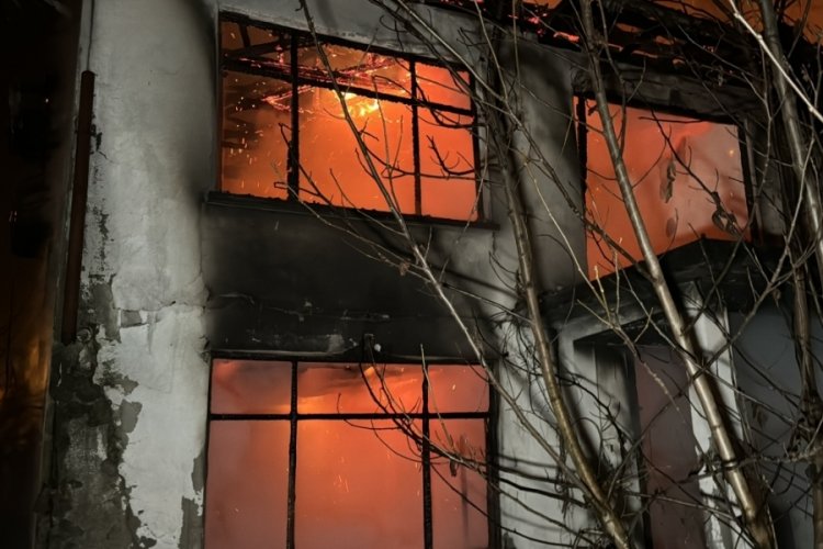 D&uuml;zce'de 2 katlı evde yangın &ccedil;ıktı! Soğutma &ccedil;alışmaları devam ediyor