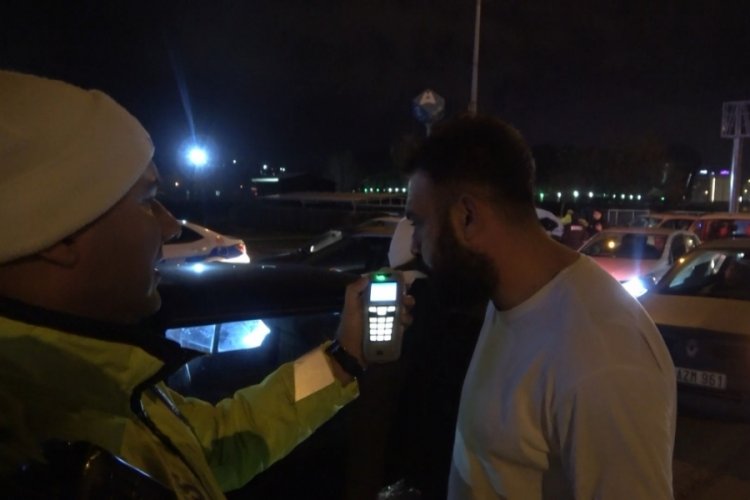 Bursa'da direksiyonda alkoll&uuml; yakalanan s&uuml;r&uuml;c&uuml; pavyona gidemediği i&ccedil;in &uuml;z&uuml;ld&uuml;