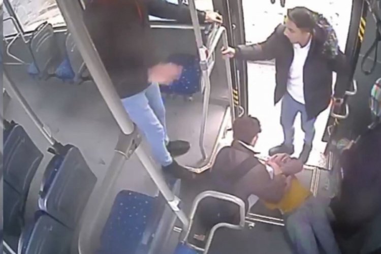 Kahramanmaraş'ta yolda fenalaşan kadını halk otob&uuml;s&uuml; hastaneye yetiştirdi