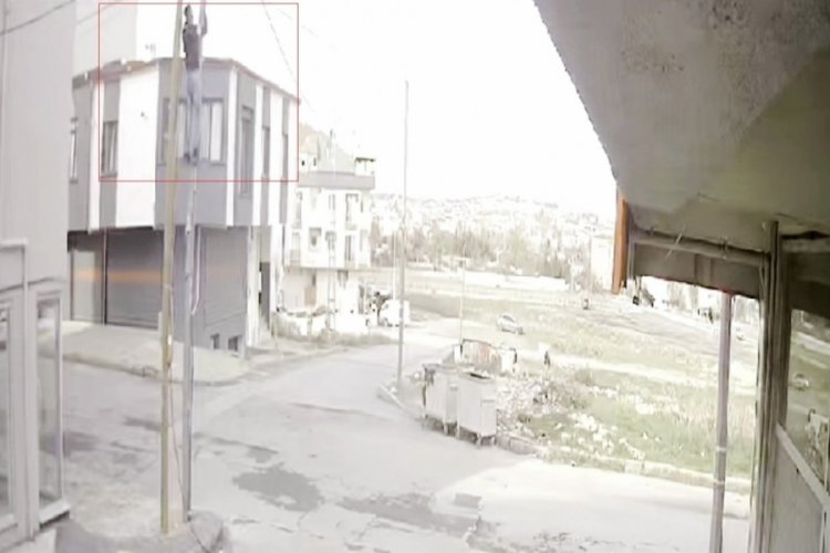 Tırmandığı direkteki kabloları bı&ccedil;akla keserek &ccedil;alan şahıs kamerada
