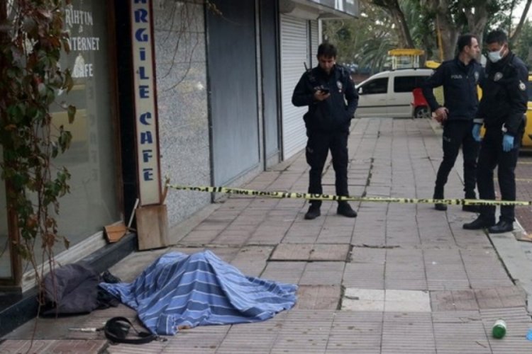 Antalya'da bek&ccedil;ilerin hastaneye gitmeye ikna edemediği evsiz, &ouml;l&uuml; bulundu
