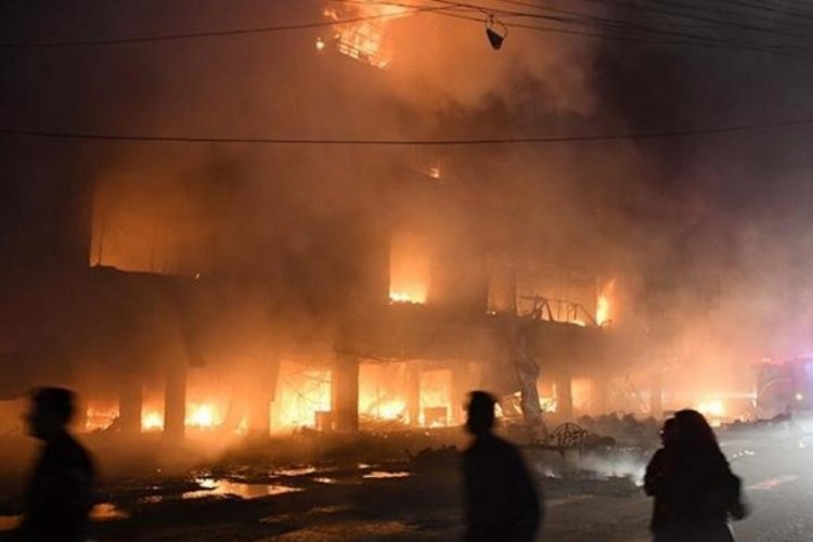 Pakistan'da yangın: 5 &ouml;l&uuml;