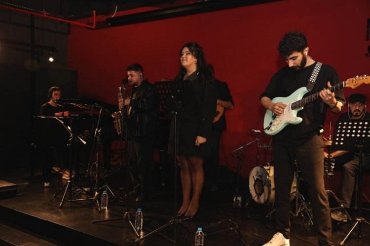 Gen&ccedil; şarkıcı Bilge Su Bursa'da performansıyla tam not aldı