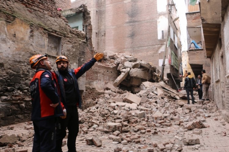 Diyarbakır'da &ccedil;&ouml;ken binada arama tarama &ccedil;alışması s&uuml;r&uuml;yor