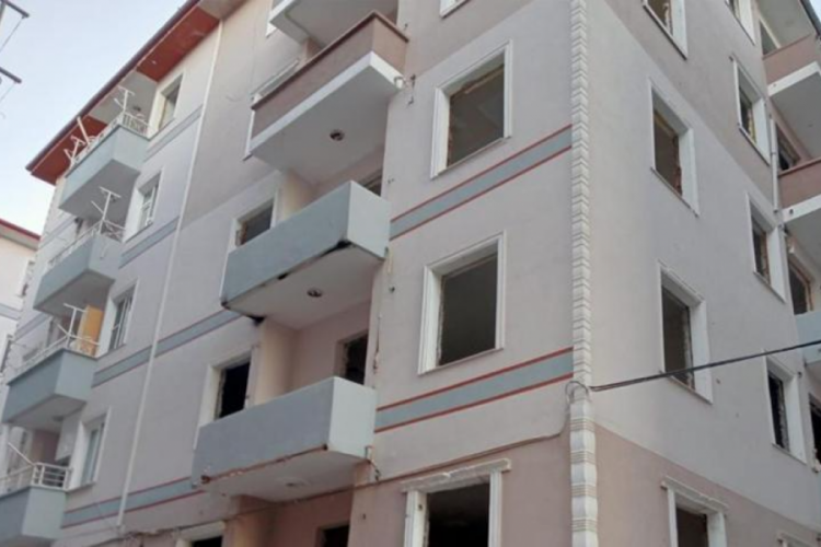 Malatya'da hasarlı sitede duvarı delerek 10 daireyi boşalttılar!