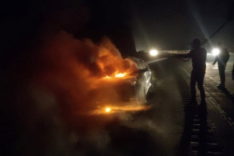 Motor kısmı yanmaya başlayan ara&ccedil; alev topuna d&ouml;nd&uuml;