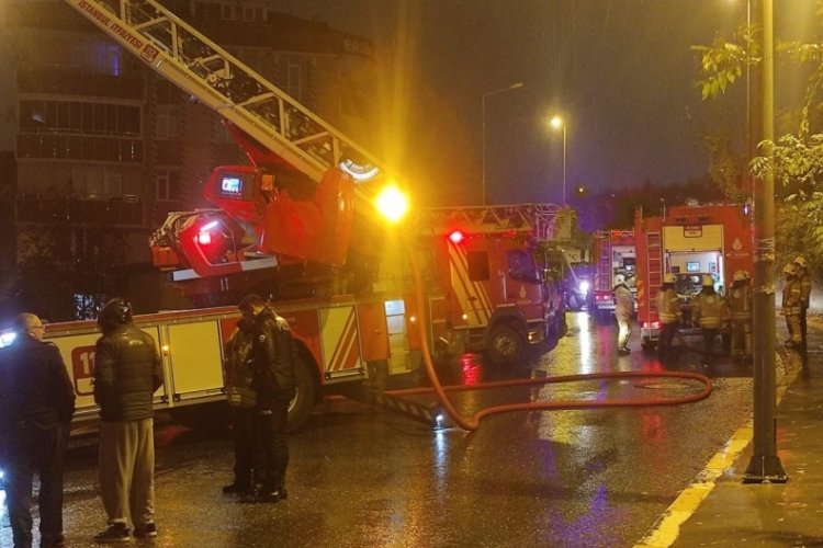 İstanbul'da binanın &ccedil;atısında yangın &ccedil;ıktı