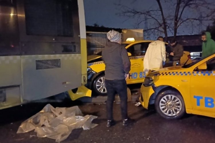 İETT otob&uuml;s&uuml;n&uuml; iterek durdurmak isteyen şof&ouml;r aracın altında kaldı