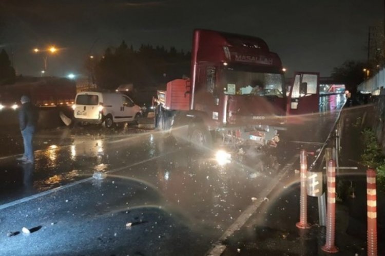 Kocaeli'nde bariyerleri aşan tır karşı şeritte durabildi!