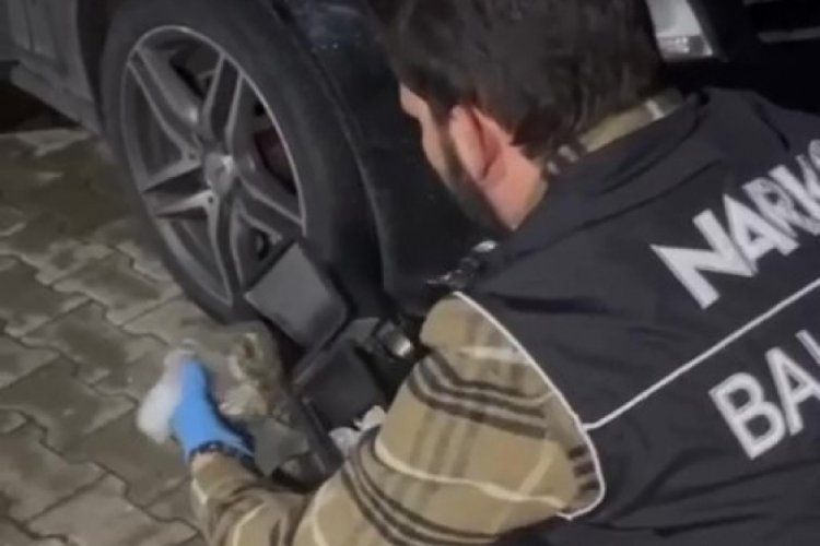 Balıkesir'de motor kaputu altında uyuşturucu maddesi ele ge&ccedil;irildi