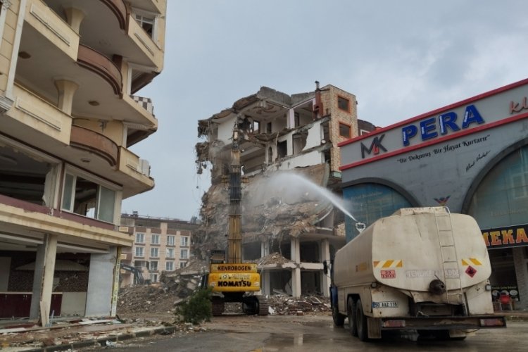 Hatay'da ağır hasarlı binaların yıkımı 19 mahallede s&uuml;r&uuml;yor