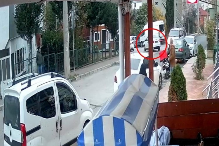 &Ccedil;ocuklarıyla bah&ccedil;ede otururken dehşeti yaşadı