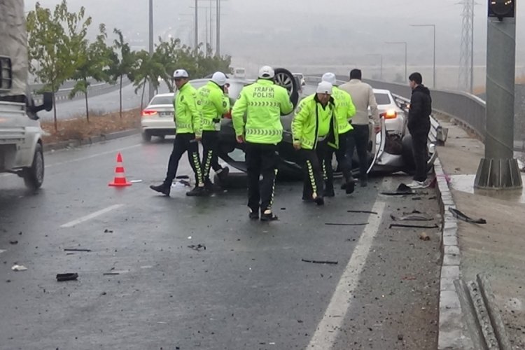 Şanlıurfa'da yağmur nedeniyle kayan otomobil takla attı!