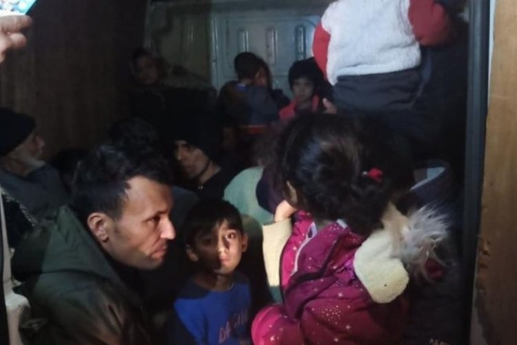 Manisa'da durdurulan kamyonetten 33 ka&ccedil;ak g&ouml;&ccedil;men &ccedil;ıktı