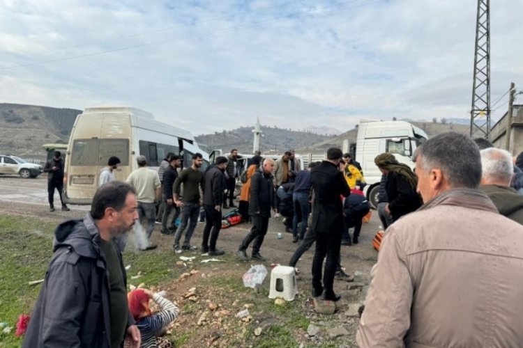 Şırnak'ta iki minib&uuml;s &ccedil;arpıştı! 18 yaralı