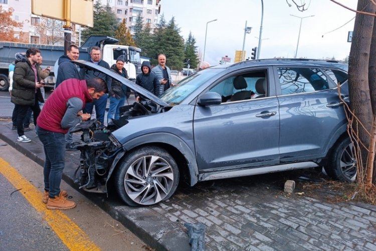 Ankara'da iki otomobilin &ccedil;arpıştığı kazada ara&ccedil;lardan birinde yangın &ccedil;ıktı