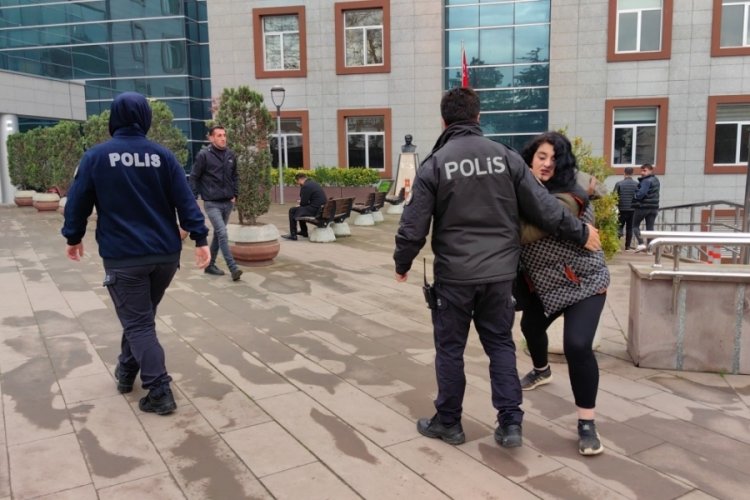 Bursa'da tutuklanan kadın gazetecilere saldırmaya &ccedil;alıştı