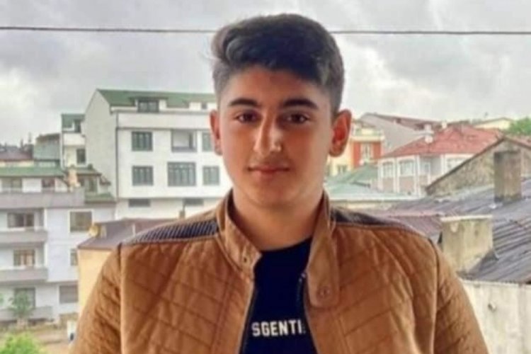 Otomobille &ccedil;arpışan gen&ccedil; motokurye hayatını kaybetti