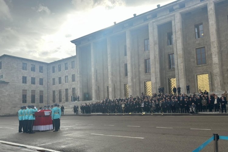 Eski Bakan Y&uuml;r&uuml;r i&ccedil;in TBMM'de cenaze t&ouml;reni d&uuml;zenlendi