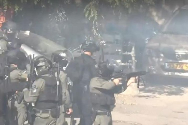 İsrail polisinden cuma namazı sonrası Filistinlilere sert m&uuml;dahale!