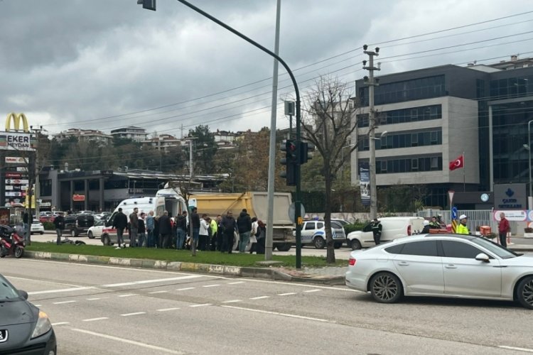 Bursa'da kavşakta kontrols&uuml;z d&ouml;n&uuml;ş kaza getirdi